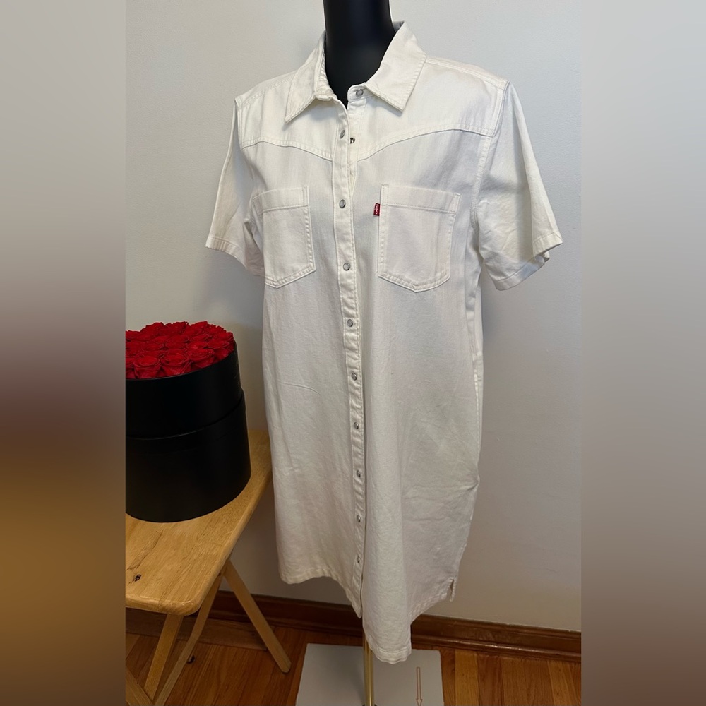 Levi’s White Short Sleeve snap front denim dress with pockets.